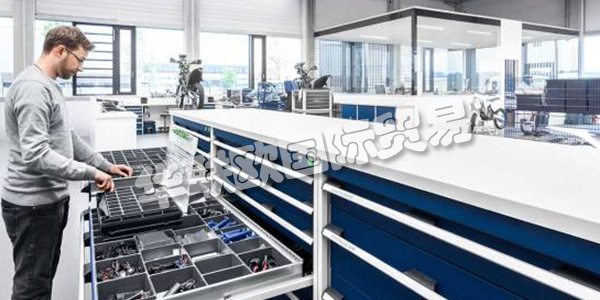 BOTT集團公司在三個歐洲地區(qū)開發(fā)和生產(chǎn)車輛設(shè)備，操作設(shè)備和工作站系統(tǒng)。憑借其產(chǎn)品，bott為全球工業(yè)和貿(mào)易客戶提供服務(wù)。他們在生產(chǎn)，服務(wù)和裝配方面的高效工作是這里的重點。